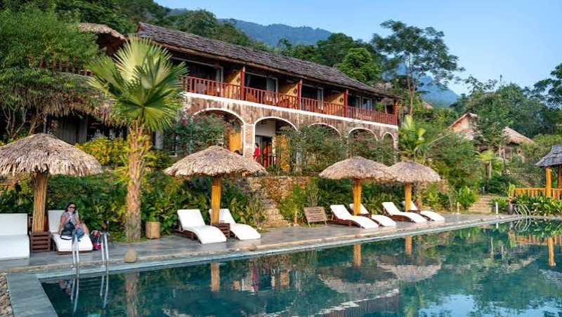 "Tropical resort with swimming pool and mountain views representing affordable luxury hotel stays with TTweakHotel discount codes"
